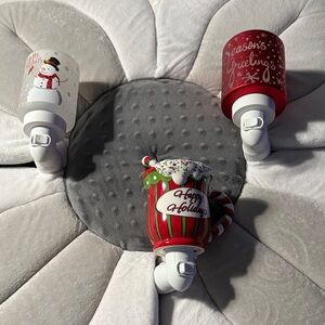 Scentsy mini wall warmers set of three 
Christmas ⛄️ ❄️ ❤️💚